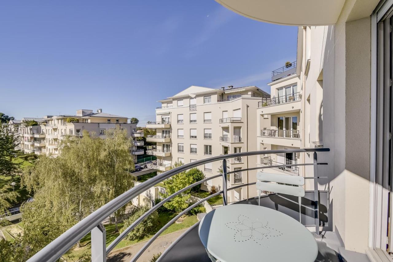 Апартаменты Chic Apart With Parking And Balcony Сержи Экстерьер фото