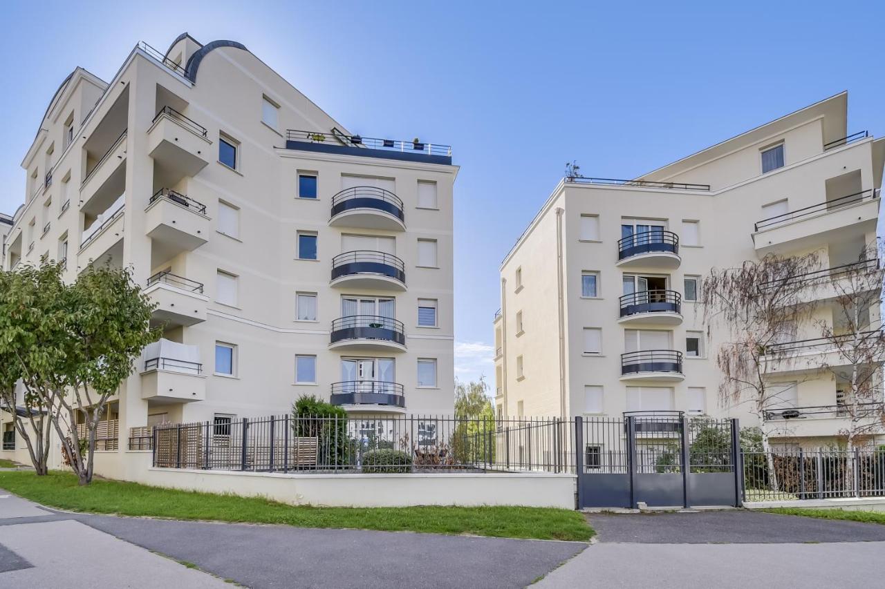 Апартаменты Chic Apart With Parking And Balcony Сержи Экстерьер фото